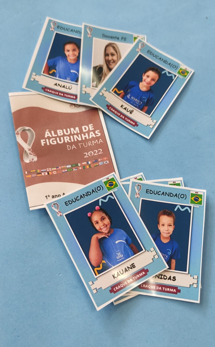 Professora cria álbum de figurinhas da Copa para alunos em alfabetização
